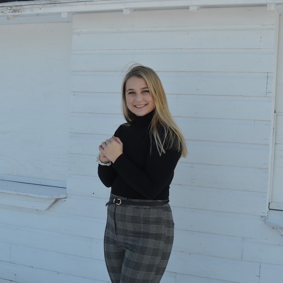 Meet your Posher, Dominique - Picture 1 of 1